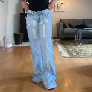 ljusa lågmidjade jeans med slitningar från dolce gabbana💘💘 midjemått: 84 cm, innerbenslängd: 82 cm