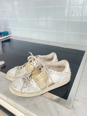 Valentino skor - Säljer mina valentino skor i storlek 39,5 Säljer för 500 då de är använda