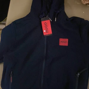  Hugo boss tracksuit - Storlek S mörkblå 450 kr för både tröjan och byxorna pris går att diskuteras