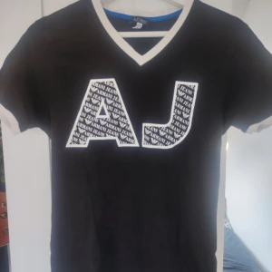 Armani jeans t-shirt 36 / S - Perfekt skick använd max 3 gånger. Svart Armani jeans t-shirt med vita detaljer.