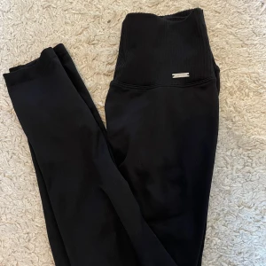 Träninstights - Träningstights från Amin, strl S. Normala i storleken. Aldrig använda. Är högmidjade och ”ribbade” i midjan.