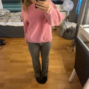 Mid waist jeans🩷 - Hej💘 säljer dessa mid waist jeans från Gina då de inte kommer till användning🩷 bra skick utom att jag klippt av lite då de va för långa💖 storlek 36💗 300kr +frakt💕