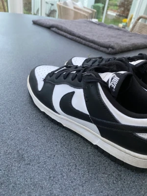 Nike dunks panda  - Skick 8/10 Inte använt dom fler än 5 gånger Pris : 600 Strl : 42 