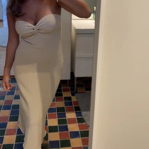 Klänning  - En jätte fin stickad beige klänning har använt ett fåtal gånger säljer pågrund av jag ej använder den längre