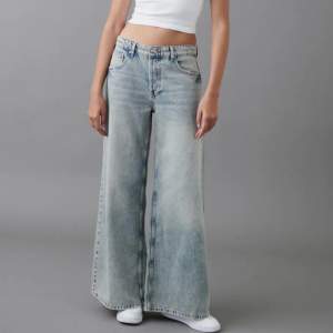 Helt nya jeans från Gina tricot!!  Dessa är Wide leg, super snygga och baggy. De är i stl 34, men passar även 36 eller mindre.   Nypris är 499, och eftersom de aldrig är använda så säljer jag de för 299kr, vilket är 200kr billigare är original.