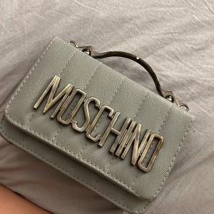 Väska - En liten moschino väska.