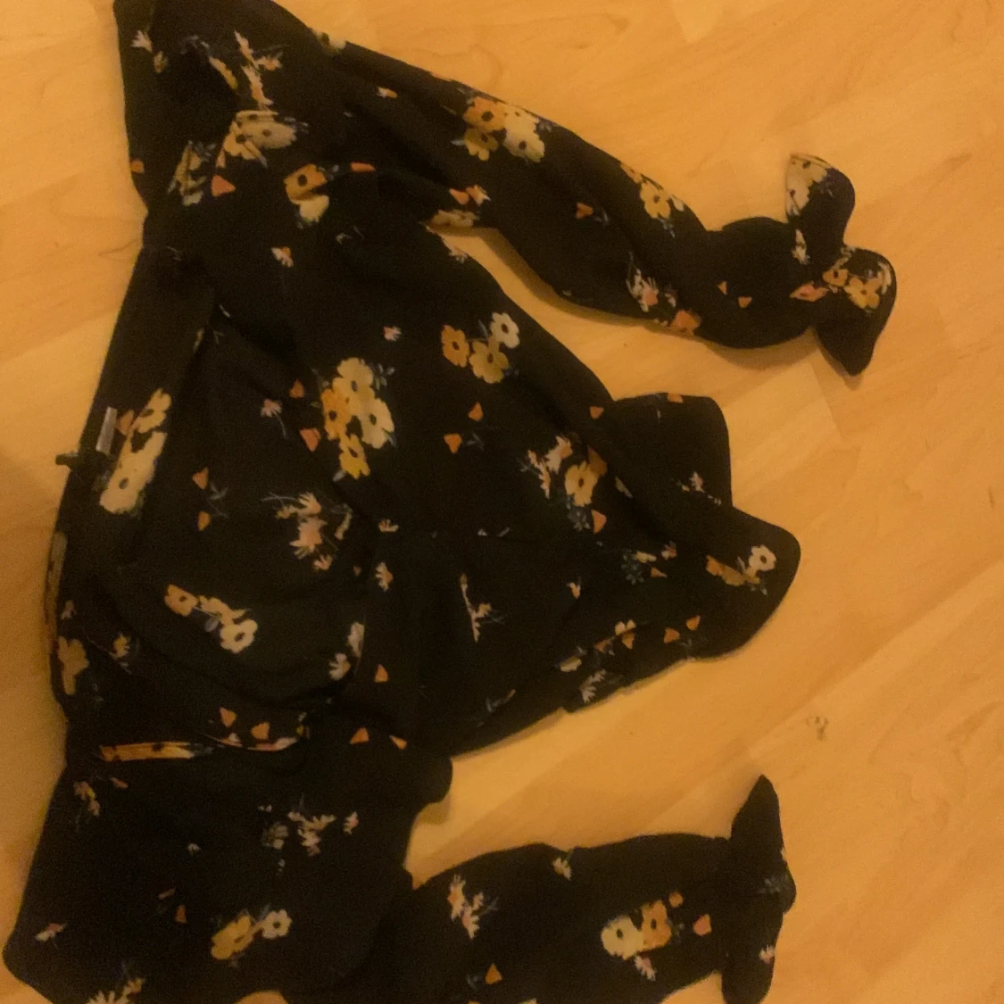 En svart top med blommor 