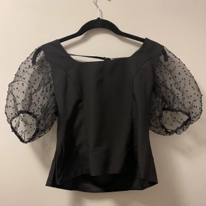 Topp med puffärmar - Jättesöt topp med puffärmar och öppenrygg. Använd ett par gånger.