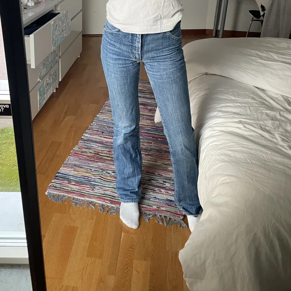 Jeans från wrangler! köpta secondhand, är slitna längden längst bak, kan skicka bild vid behov! Står ej storlek på dem, men jag är waist 34/36 och de är för små. Jeans & Byxor.