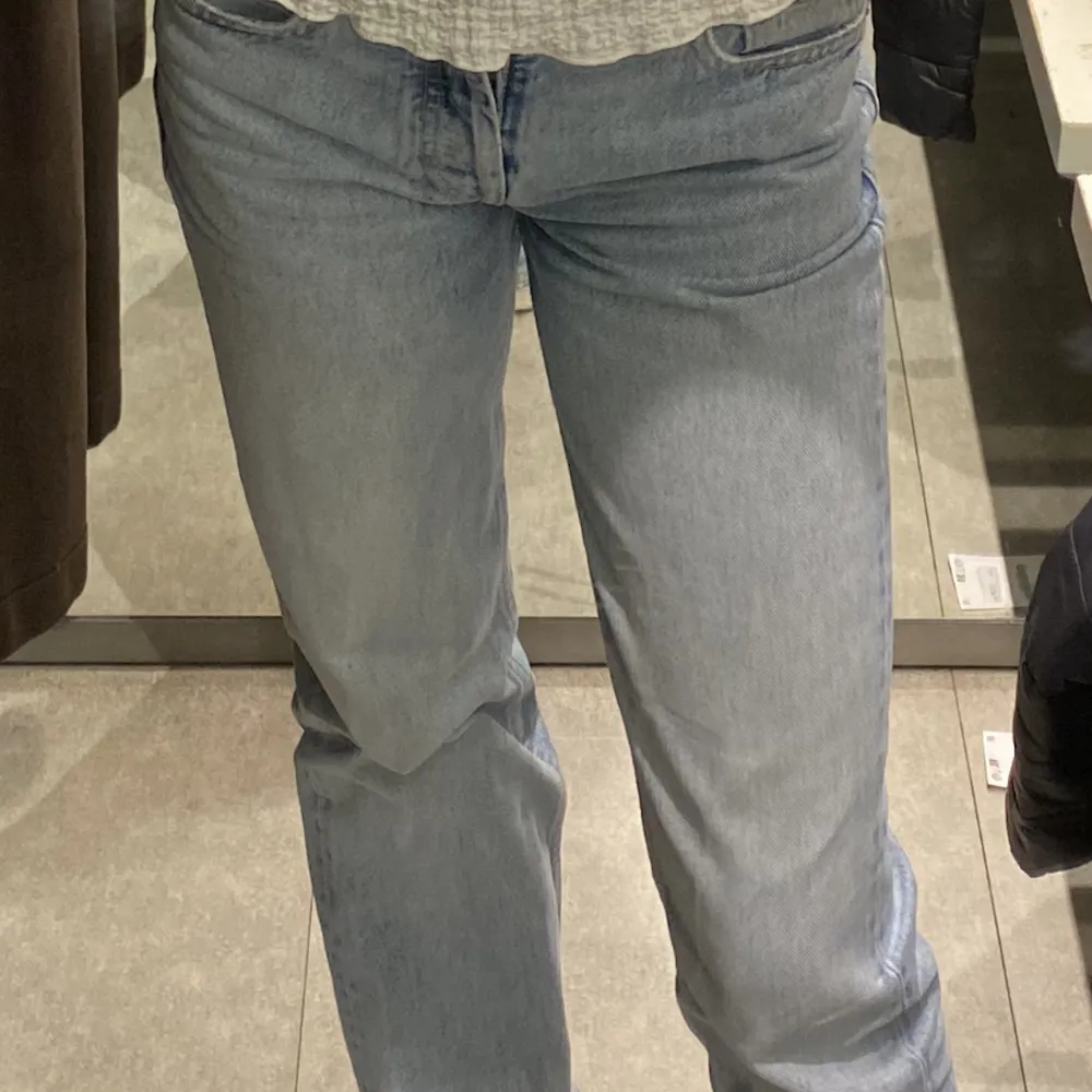 Säljer mina blåa straight jeans ifrån Zara då de tyvärr inte passar längre. De är använda men har ändå inta skick, därav pris💕💕. Jeans & Byxor.