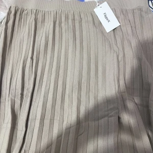 Kjol fellipa k - Fin kjol får står har aldrig använt men är fortfarande så fin