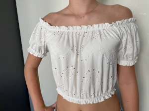 Söt blomsterbordens topp Gina Tricot S - En vit mjuk singoalla-topp i bomull från Gina Tricot storlek S.   Knappt använd. Ser inget att anmärka på 