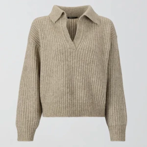 stickad tröja gina - säljer en mysig stickad tröja från Gina🙌🏼knappt använd eftersom jag har många liknande tröjor. Storlek M men passar mig som är en S. Nypris 299!💖