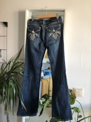 Y2K jeans diamanter - Säljer dessa jeans i Y2K stil. Storlek 25. Mycket gott skick. Utsmyckade med diamanter och brodyr. PM för fler bilder. 