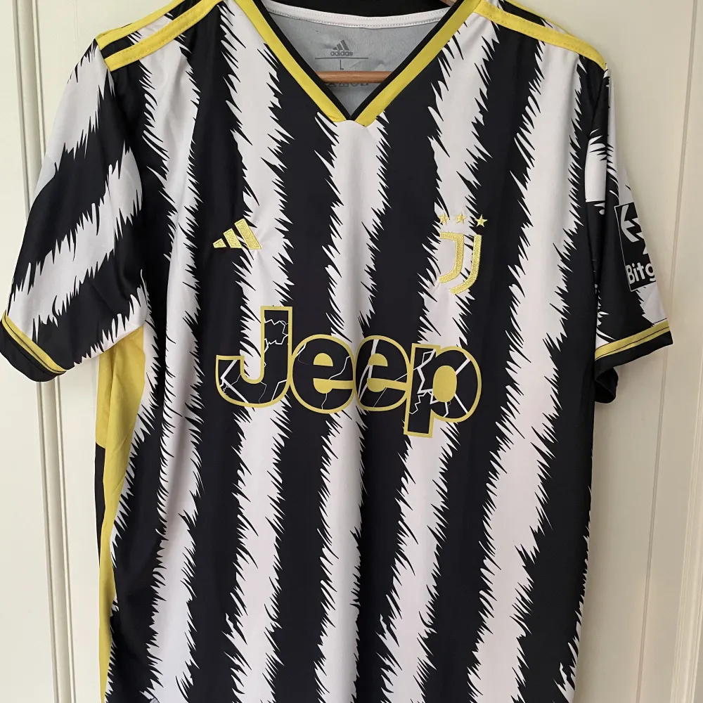 Säljer denna Juventus tröja då den inte används längre. Är en kopia som är väldigt fin och ser äkta ut . T-shirts.