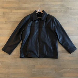 Läderjacka - Galen kvalite, allt är i superskick förutom zipperns ”flärp” som jag ersatt med ett gem. Total längd: 81 cm - ptp: 58 cm