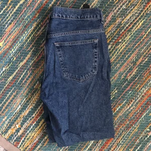 zara jeans - washed out blåa jeans med lite baggy fit 