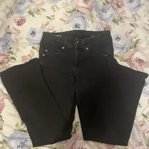 Säljer dessa svarta lågmidjade jeans ifrån g-Star raw då det har blivit för korta för mig som är 166 cm. Det har inga defekter och har en extra knapp vid gylfen (se bild 3). Innerbenslängden är 73 cm och midjemåttet tvärs över är 34 cm 💓💓