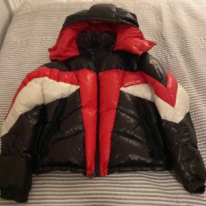 Moncler jacka  - Säljer en moncler jacka i size 2 vilket motsvarar small men är ganska stor så funkar både till medium. Inga defekter eller tecken på slitage, kvitto och tags tillkommer 