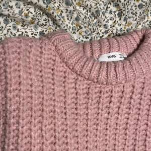 Säljer min rosa stickade tröja som är gjord i ull då den inte kommer till användning längre 