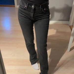 Jeans  - Svarta midwaist jeans från Zara, split slim. I storlek 36. Säljer då de inte kommer till användning. Skriv privat för fler bilder. Pris kan diskuteras!
