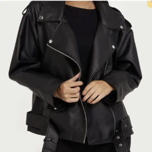 Skinnjacka - Oversized skinn jacka perfekt nu till hösten. Oanvänd och riktigt snygg. Kan stylas på olika sätt, skriv privat för mer bilder på den. Nypris 950kr säljer för 400kr