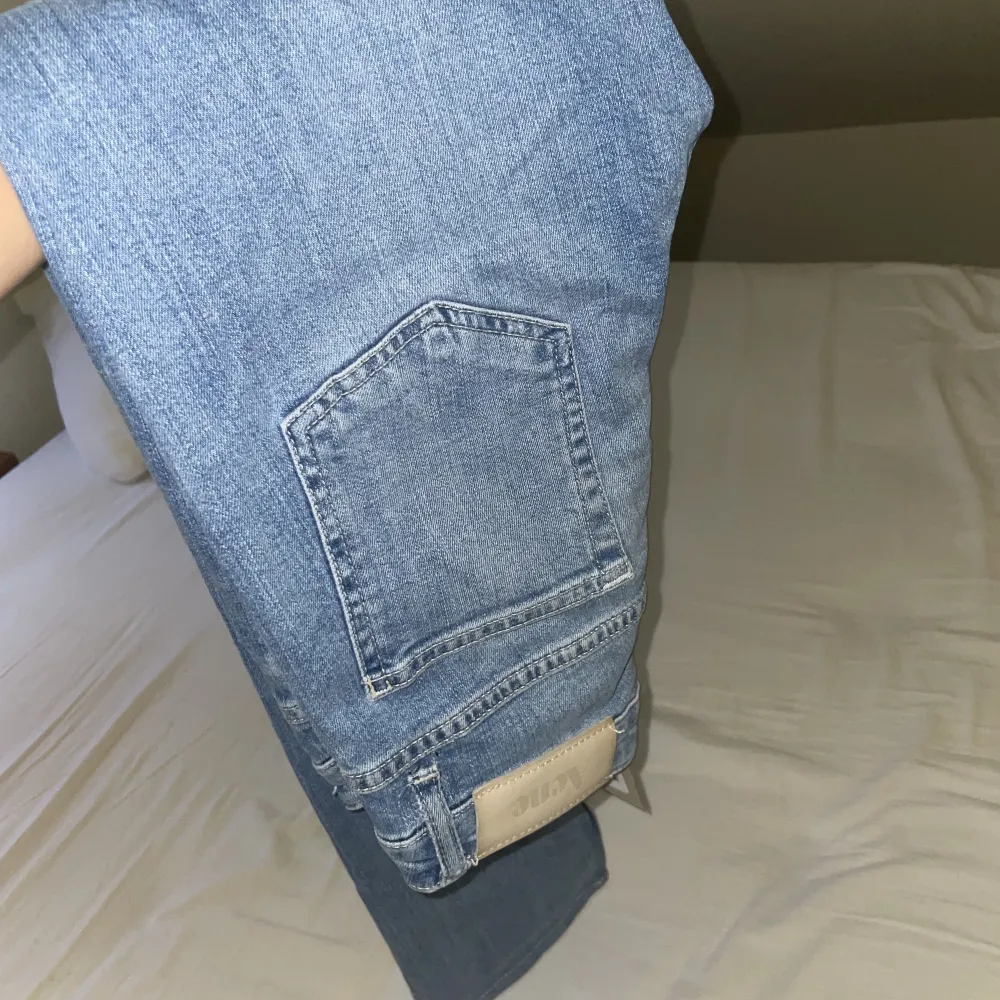 Säljer mina fina blåa Acne Jeans i storlek 27/34, då de är för små. 🩵 De är i bra skick!. Jeans & Byxor.