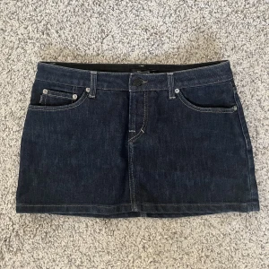 Mini jeanskjol - En klassisk minikjol i denim, passar till allt! Hör av er vid frågor