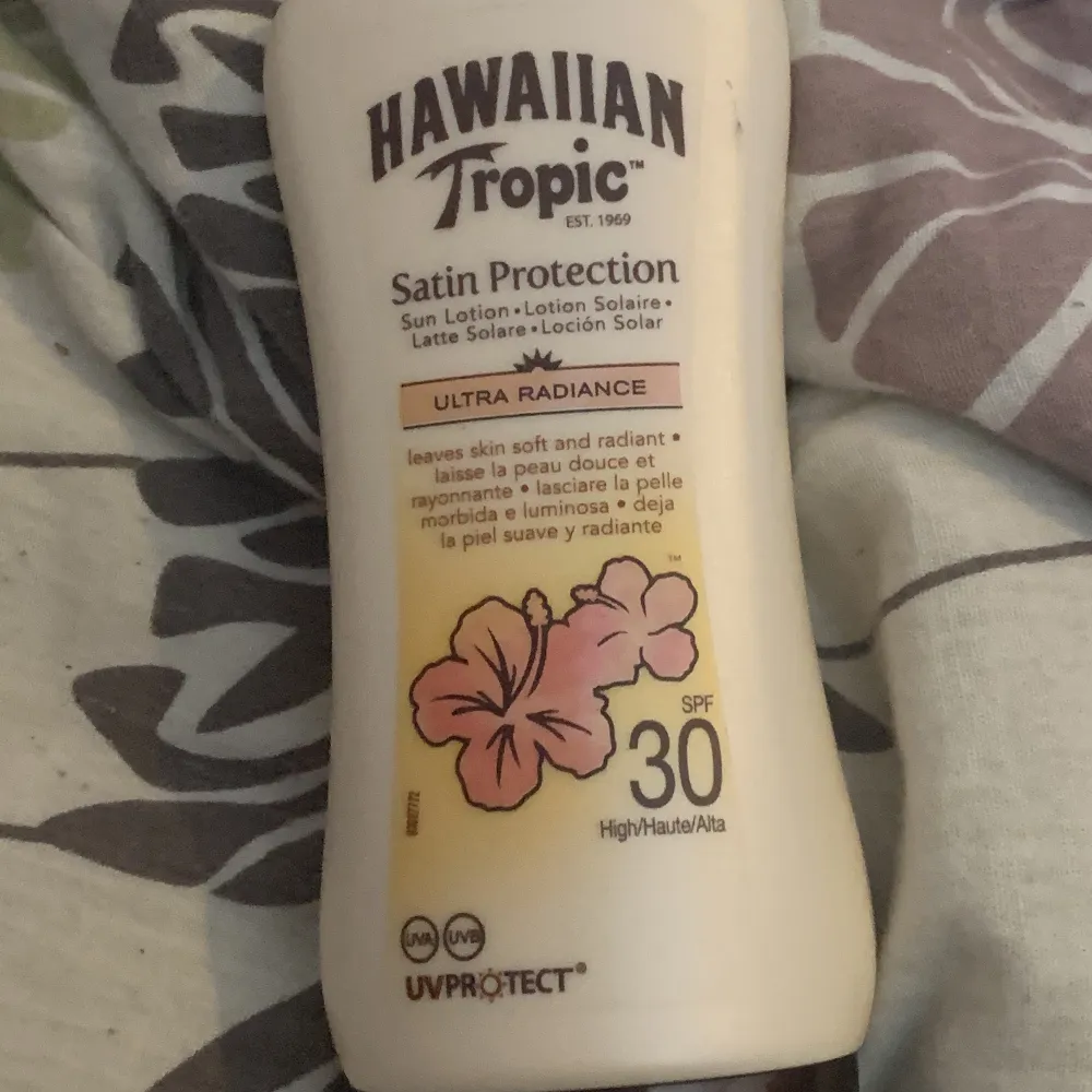 Aldrig använd solkräm från Hawaiian tropic nypris är 199 mitt pris är 150kr . Övrigt.
