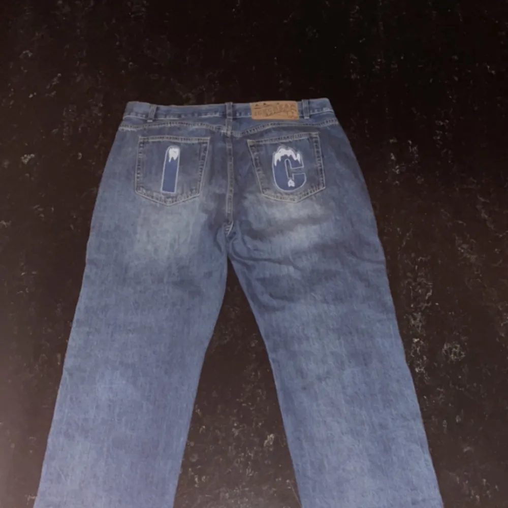 Dom är köpta på Size och har använts 2 gånger är i stolen 36 och kommer med tag och kvitto skriv vid frågor och intressen . Jeans & Byxor.