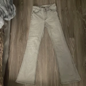 Såå fina utsvängda jeans från zalando  - Jätte fina gråa utsvängda jeans från märket  blue ridge men köpta från zalando. De säljs nt längre på hemsidan. De är i storlek 158 men passar även som xxs