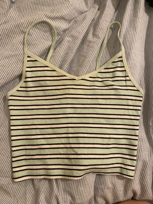 Linne - Säljer ett randigt linne. Säljer då den inte kommer till användning, använt den ett få antal gånger. Super söt! Är i storlek M men passar från S till L då den är ganska stretchig.