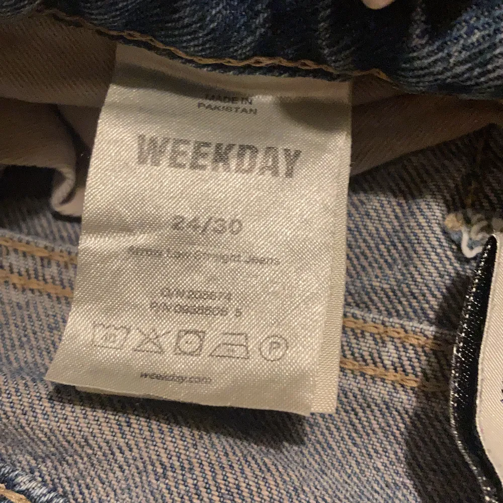 Ett par lågmidjade jeans från weekday i storlek 24/30. Men de är uppsprättade där nere. Köpta för 500. Jeans & Byxor.