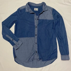 Skjorta ifrån crocker jeans - Cool skjorta ifrån märket crocker. Jeanslook. Storlek xs, men den är lite oversised. Så här ser den ut på mig som vanligtvis har storlek xs/s. Snygg att ha både öppen o stängd.