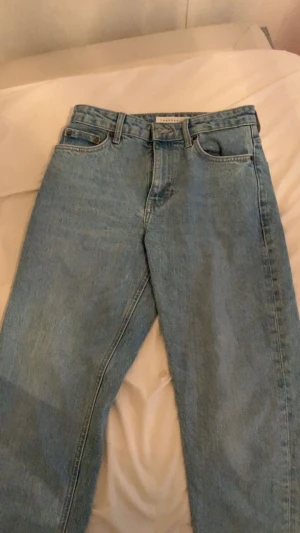 Blåa jeans  - Jätte fina blåa jeans  från Topshop som inte passar på mig. man kan få testa dem och se hur de ser ut och sitter. Kunden ska alltid vara nöjd med varan🥰