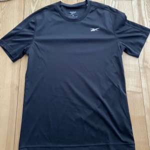 Reebok träningströja  - Reebok träningströja T-shirt i strl S. Herr. Som ny, superfint skick.