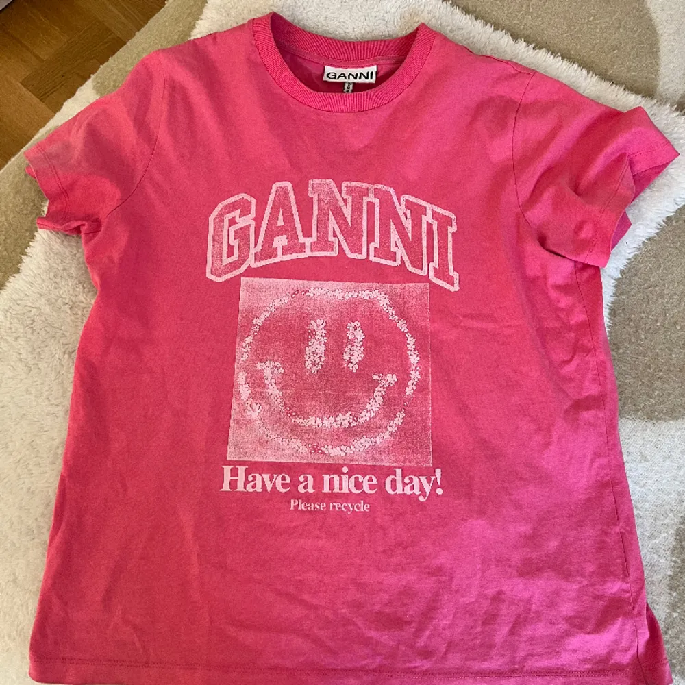 Snygg och somrig Ganni tröja❤️ inte så mycket använd💗. T-shirts.