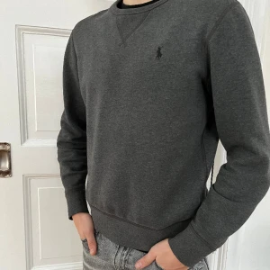 Ralph lauren tröja - Svinsnygg Ralph lauren tröja i bra skick! Han på bilden är ca 180. Tröjan är storlek S och alltså bättre för någon som är lite kortare än 180. Nypris 1500, mitt pris 500. Hör av er vid fler frågor och funderingar.