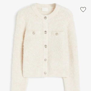 Vit Cardigan  - Så så fin cardigan från hm, inga defekter använd en gång 💓