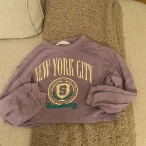 Tröja  - Tröja är fin och skön. Kortare vid magen. 