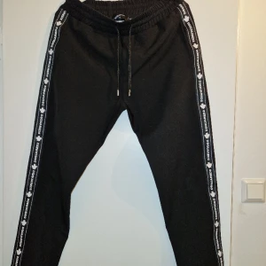Dsquared 2 Mjukisbyxor - Säljer helt nya Dsquared 2 byxor som är i 100% bomull. Mycket varma och sköna för vintern!  Kan mötas upp i Stockholm. Annars frakt via Plick!