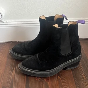 Eytys boots - Superfina boots från Eytys. Passar perfekt till vintern då sulan är rejäl. I svart mocka. 