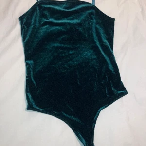 Body helt ny  - Oanvänd sammet body 