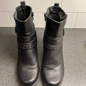 Klackskor stl39 - Fina klackskor förutom inuti då det har börjat lossna tyvärr men knappt använda dom har mest bara stått i förrådet.