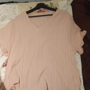 Tröja - En fin kortärmad tröja köpt från shein. Den ör råsa o är jätte fin. Aldrig använt.
