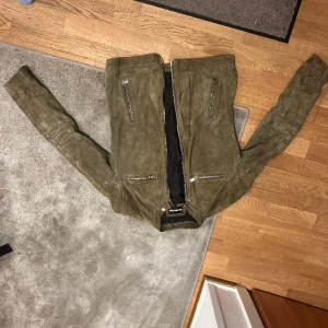 Rock and blue Suede jacket - Tja  Köpte för några år sedan. Nästan aldrig använd. Säljer nu för att hitta ny ägare. Köpte ny för 2999 SEK.