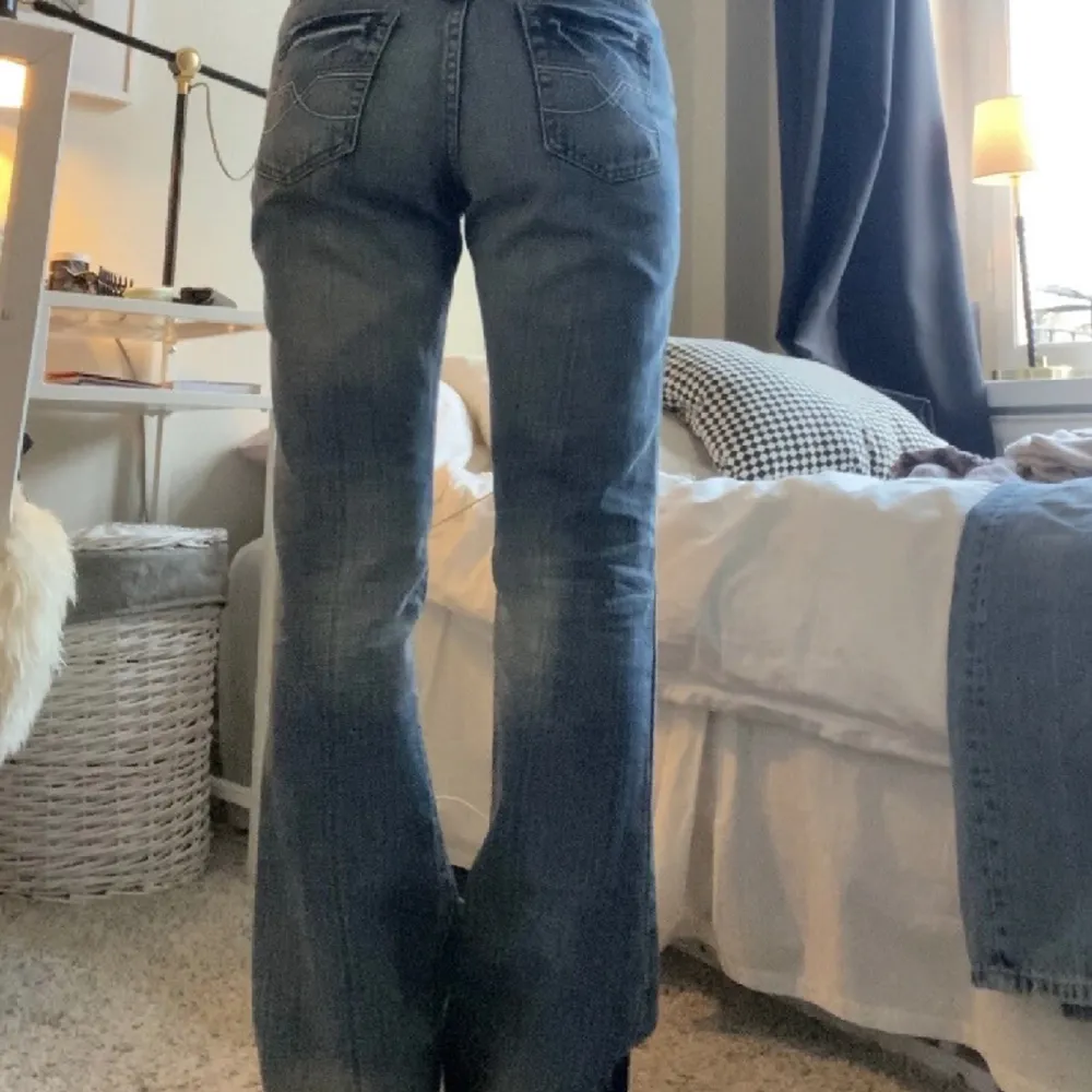 Lånade bilder! Säljer dessa snygga lågmidjade diesel jeansen pris + frakt (har lagt upp en ny annons med samma jeans med fri frakt i en vecka)🫶🏻 . Jeans & Byxor.