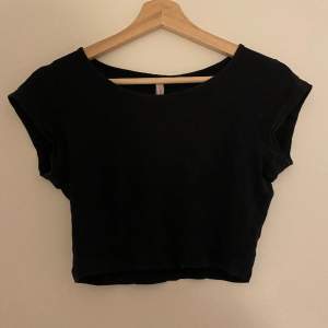Säljer en urgullig svart, ribbad och croppad tshirt från New Yorker