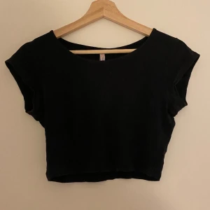 Svart tshirt  - Säljer en urgullig svart, ribbad och croppad tshirt från New Yorker