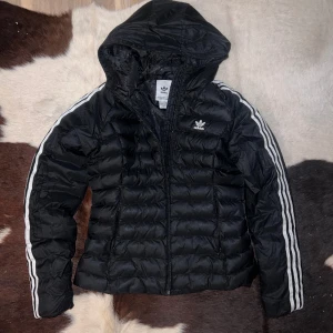 Adidas jacka! - Svart adidas jacka i storlek 38. Bra skick, ingen tecken på användning. Priset kan diskuteras!